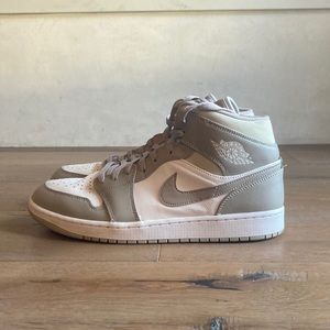 Air Jordan 1 Mid Linen\College Grey